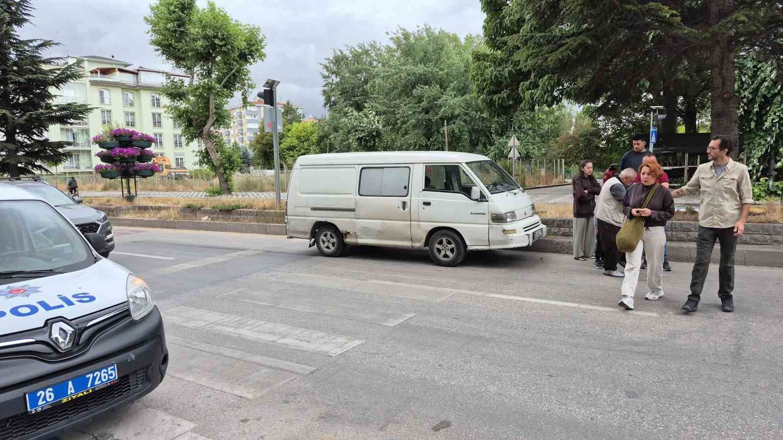 Yaya geçidinde duramayan minibüs, anneanne ve torununa çarptı