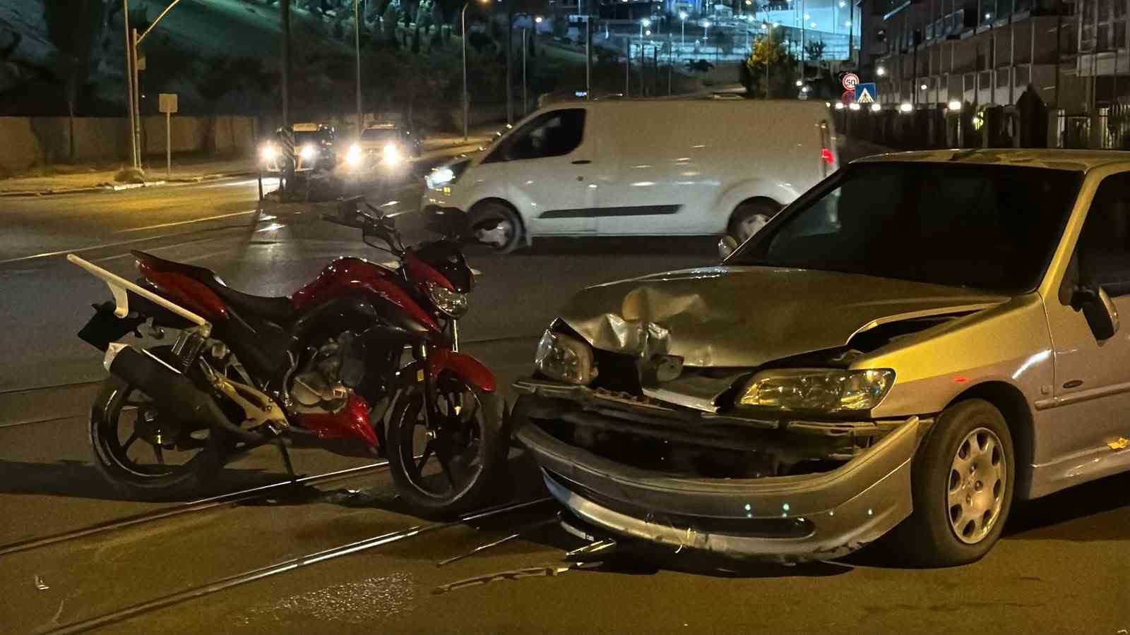 Otomobil ve motosiklet kafa kafaya çarpıştı: 2 yaralı