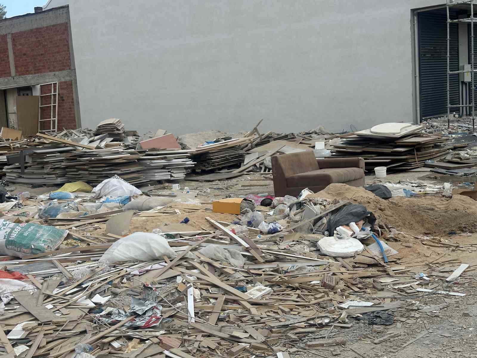 Baksan Sanayi Sitesi’nde biriken atıklar çevrede büyük rahatsızlık oluşturuyor