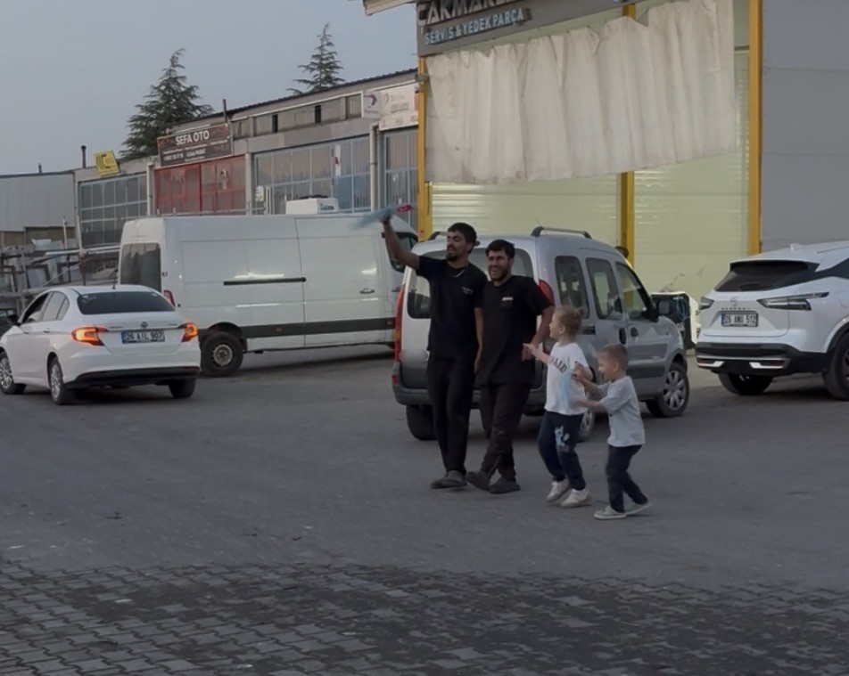 Tamir atölyesinde ‘halay’ molası