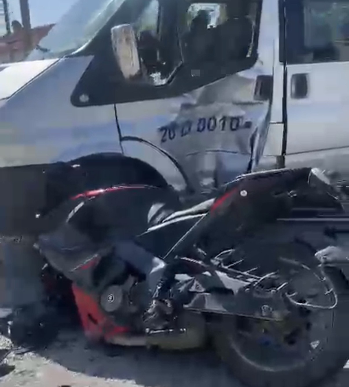 Dolmuşa yandan çarpan motosikletin sürücüsü yaralandı