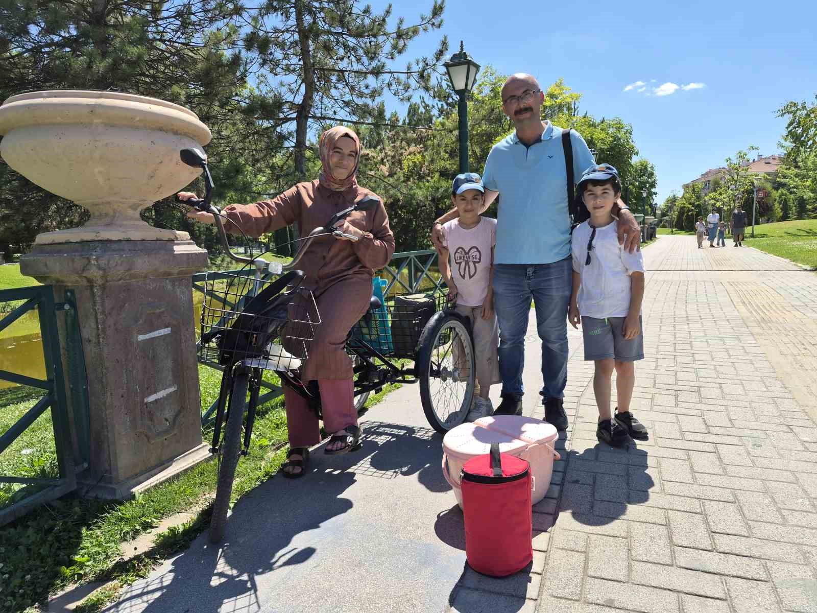 Eskişehir’de 2 minik simitçi ilgi odağı oldu