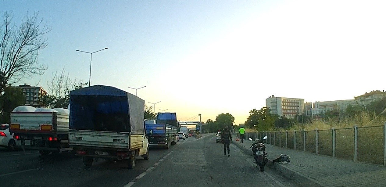 Motosikletten düşen kadın sürücü yaralandı
