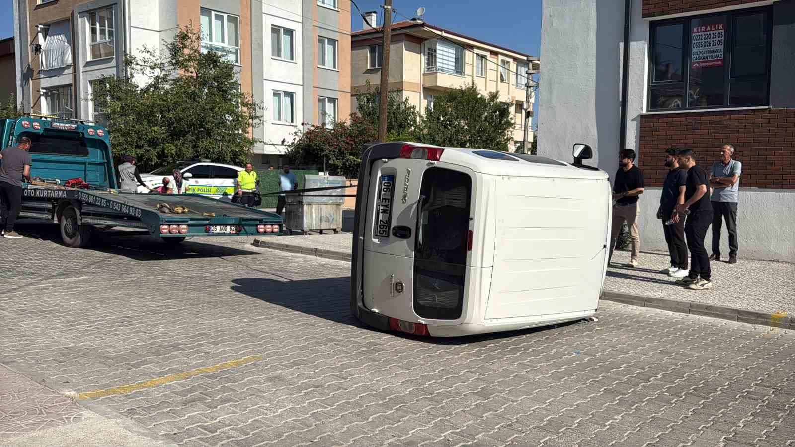 İki hafif ticari araç çarpıştı: 3 kişi yaralandı