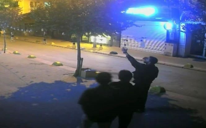 Sokaktaki ampulü söküp götürdüler