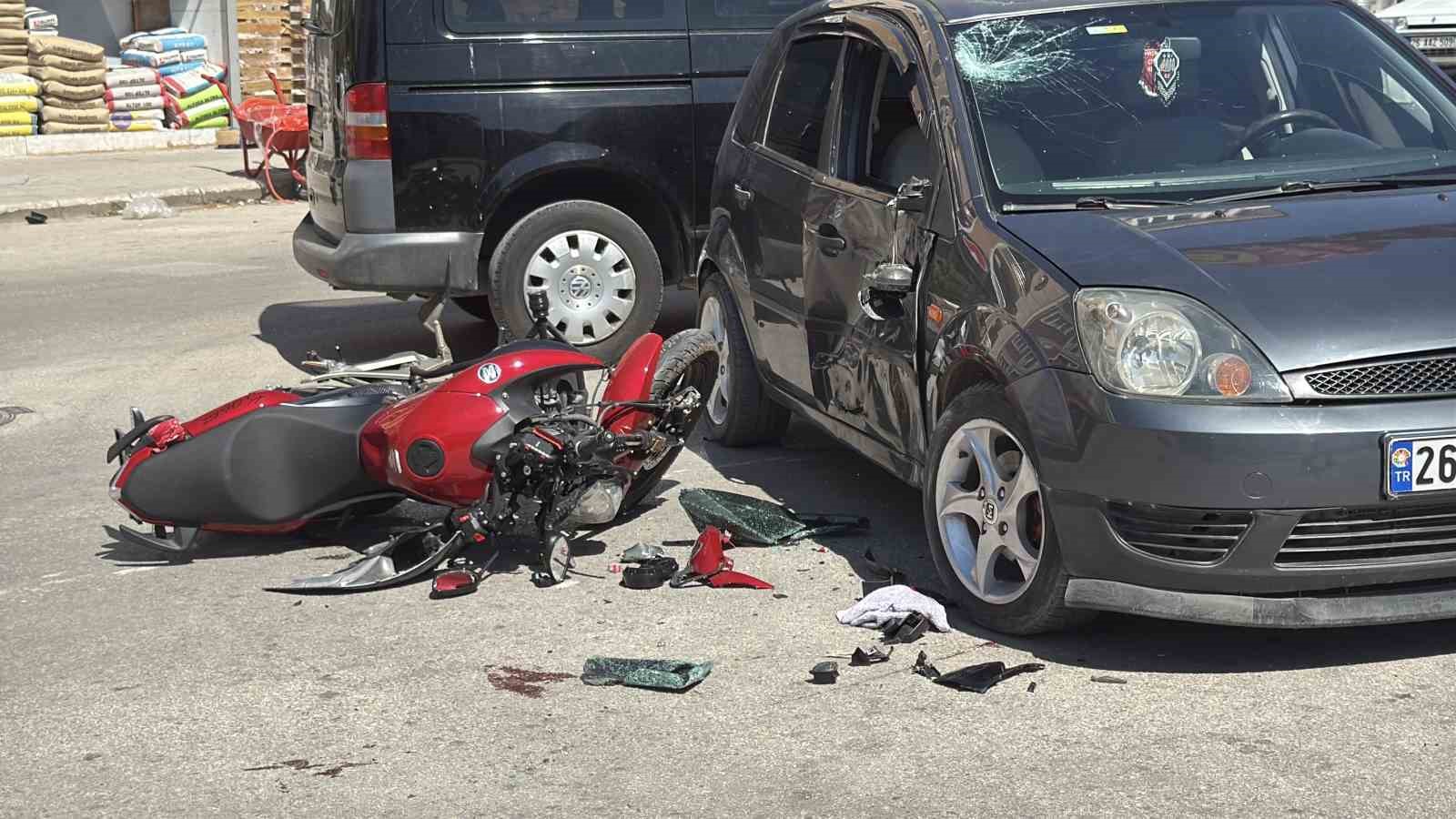 Eskişehir’de manevra yapan otomobile motosiklet yandan çarptı: 1 yaralı
