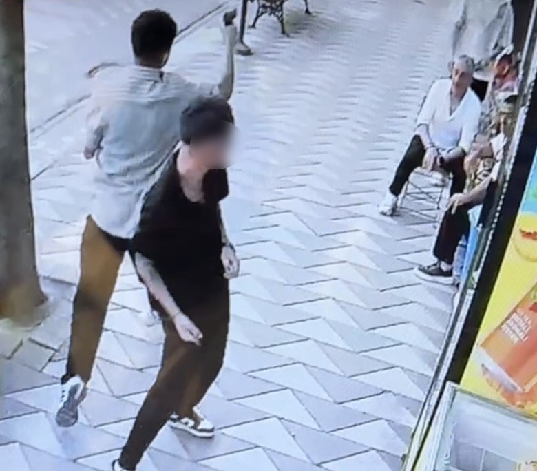 Sokak ortasında bıçaklı ve silahlı kavga: 1 yaralı