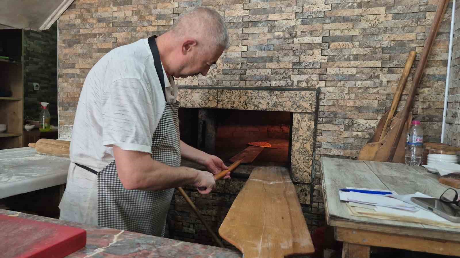 Yarım asırdır 400 derecelik ateşin başında emek veriyor