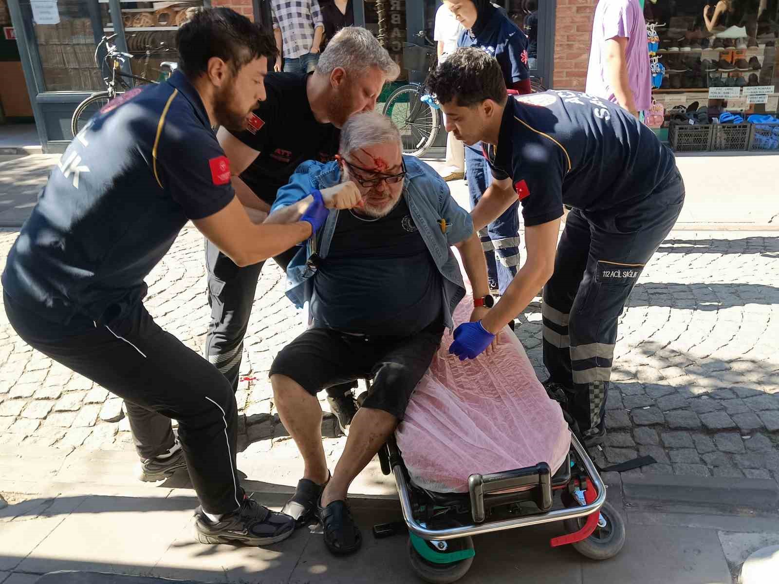 Kaldırımda yürürken hastanelik oldu