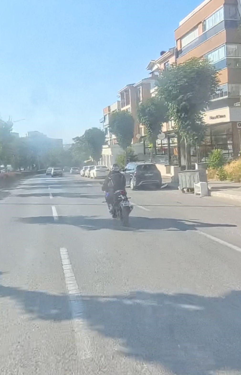 Eskişehir’de motosiklet sürücüsünün tehlikeli şovu kask kamerasına yansıdı
