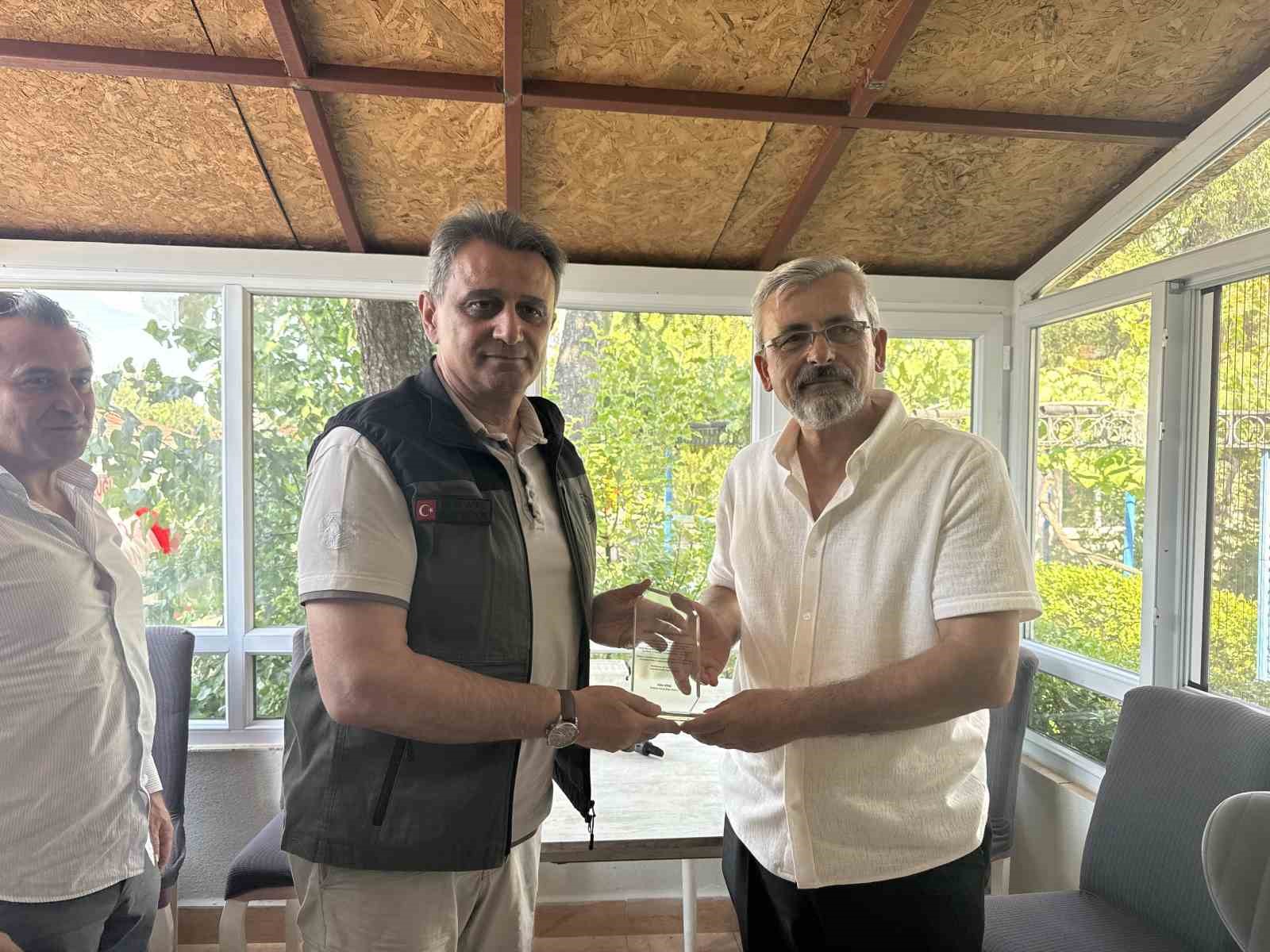 Kızılinler yangın timine teşekkür plaketi
