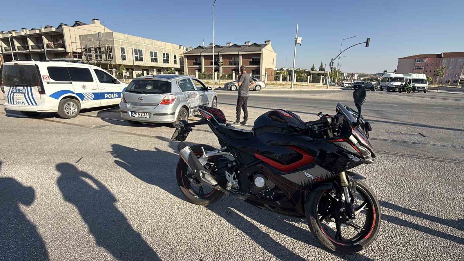 Kavşakta araç ve motosikletin karıştığı kazada 1 kişi yaralandı