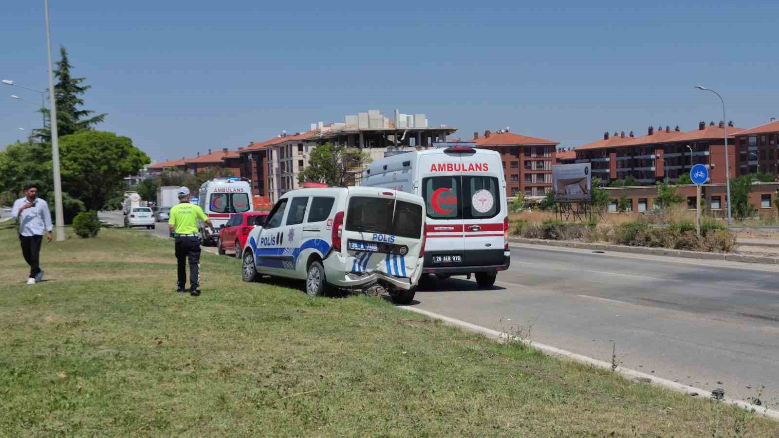 Kaza yerindeki polis aracına otomobil çarptı: 1’i polis 1’i bekçi toplam 6 yaralı