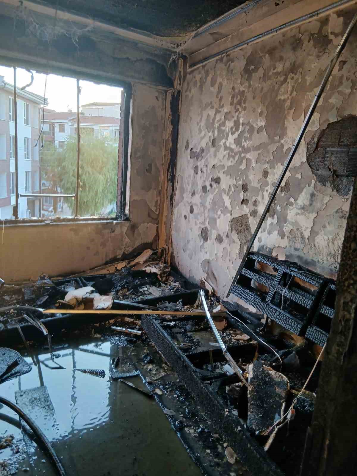 Eskişehir’de 2 katlı binada yangın: 5 kişi dumandan etkilendi
