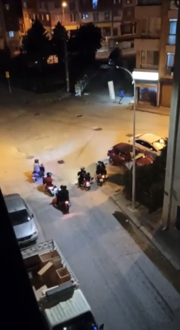 Gece saatlerinde çevreye rahatsızlık veren motosikletli gruba vatandaştan tepki