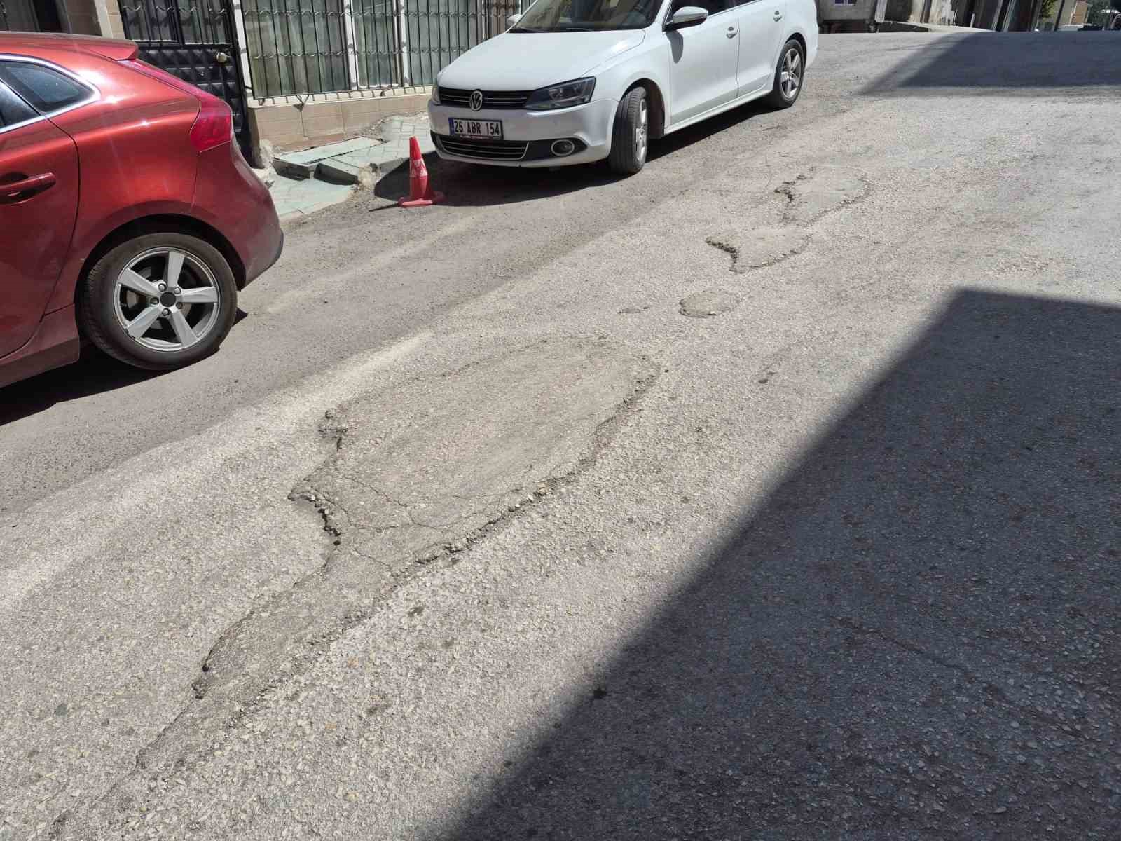 Kurtuluş Mahallesi’ndeki bozuk yollar sürücülere zorluk yaşatıyor
