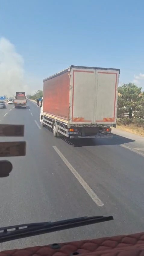 Karayolundaki otluk alanda çıkan yangın ormana sıçramadan söndürüldü