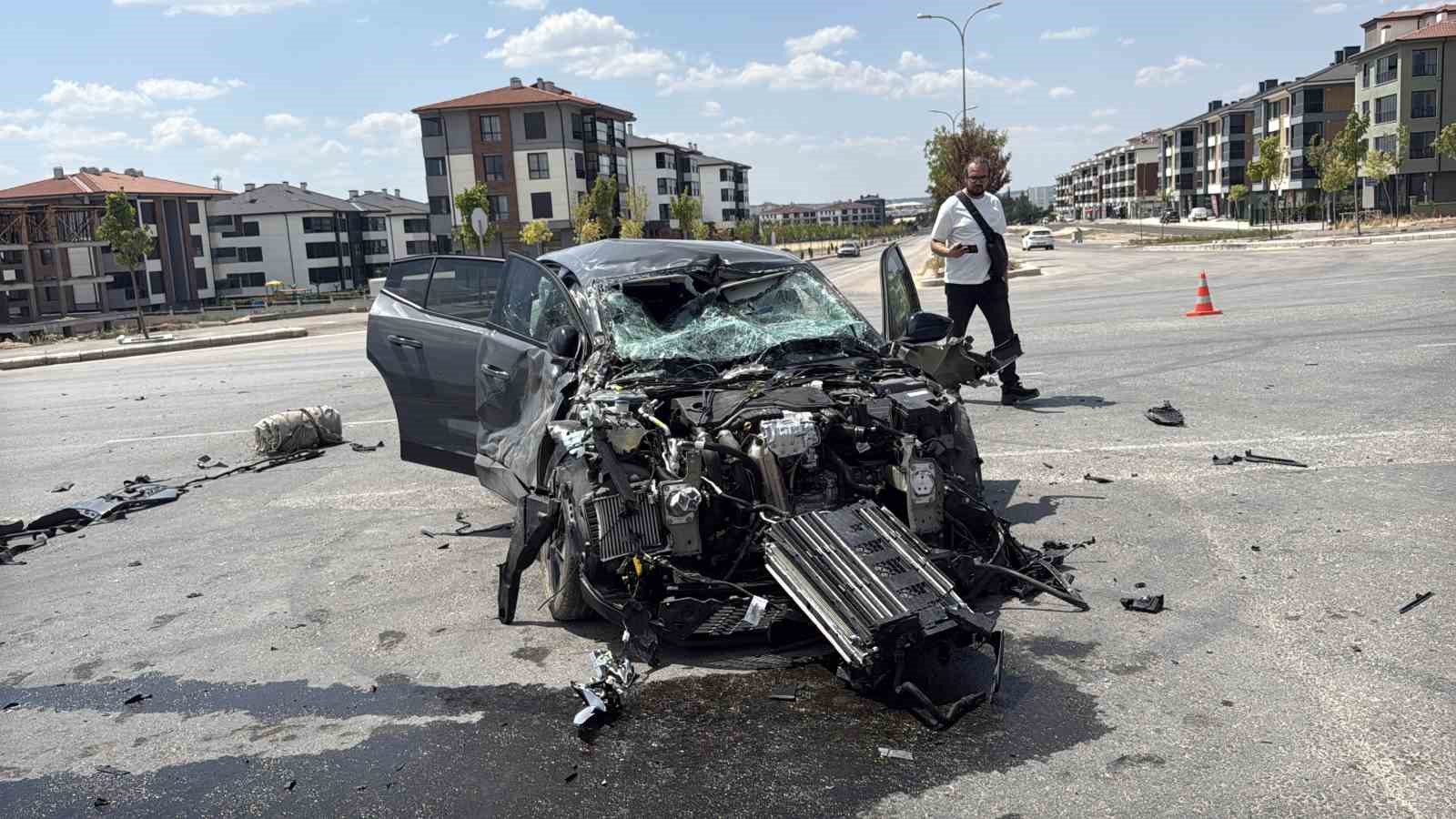 Eskişehir’de otomobil tuğla yüklü tırla çarpıştı: 1 yaralı