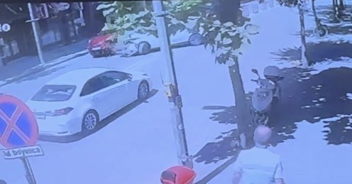 Eskişehir’de U dönüşü yapan otomobile başka bir otomobilin çarpma anı kamerada