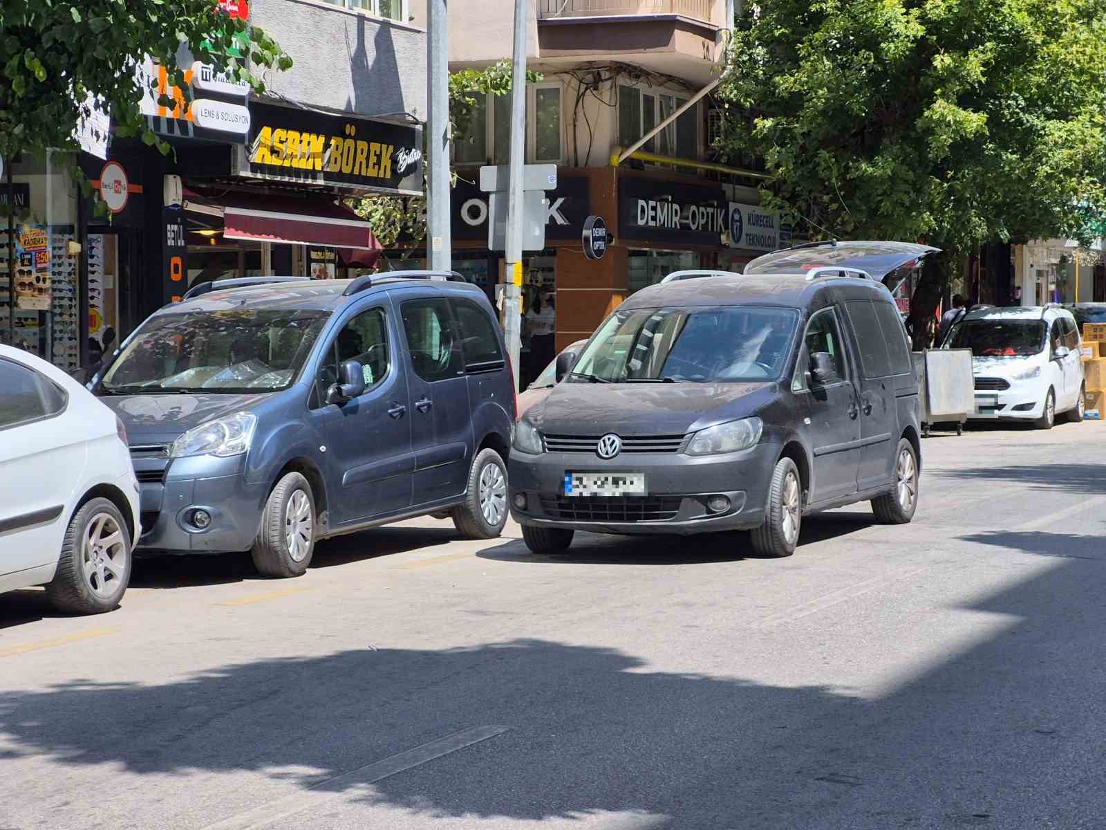 Şair Fuzuli Caddesi çift sıra parktan kurtulamıyor