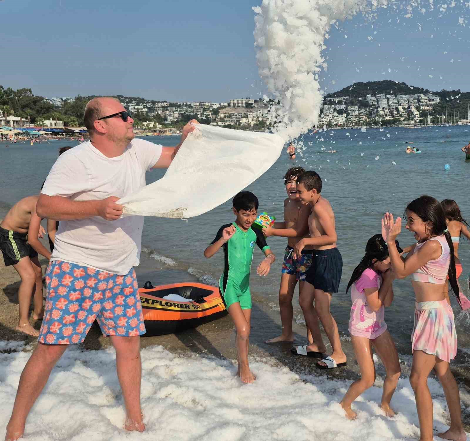 Sıcaktan kavrulan Bodrum’da sahile 2 ton buz döküldü