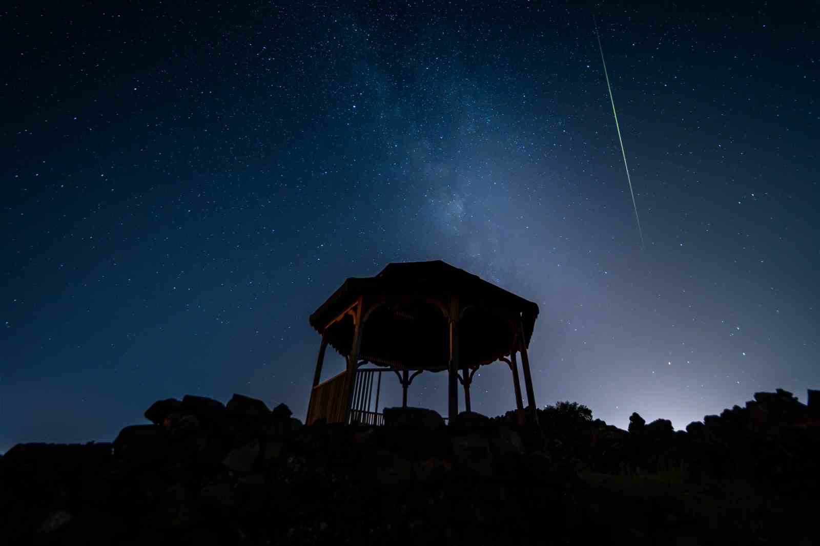 Kula volkanik arazisinde göktaşı şöleni