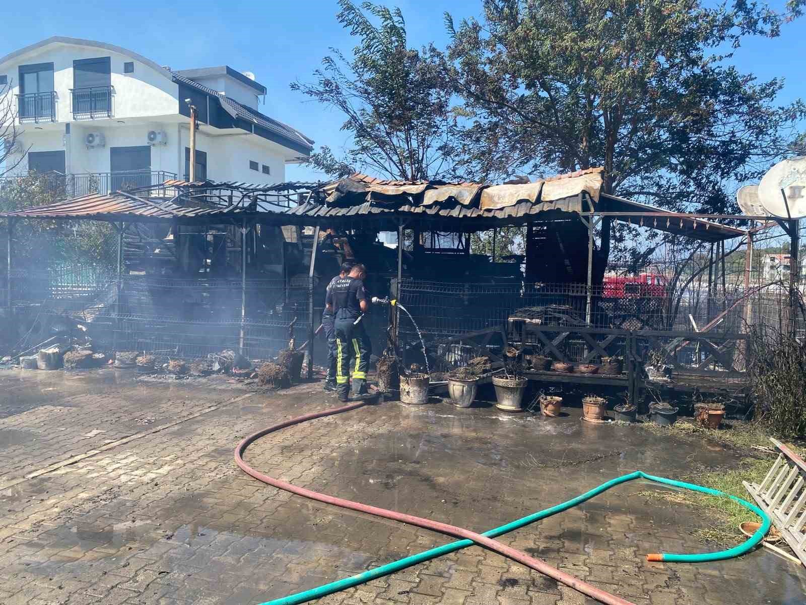 Antalya’da baraka yangında küle döndü, alevler villa ve lojmanlara sıçramadan söndürüldü