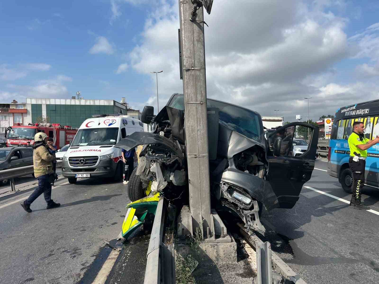 Küçükçekmece E5’te yaz kursuna giden çocukları taşıyan araç önce bariyere ardından direğe çarptı: 12 çocuk ve şoför yaralandı
