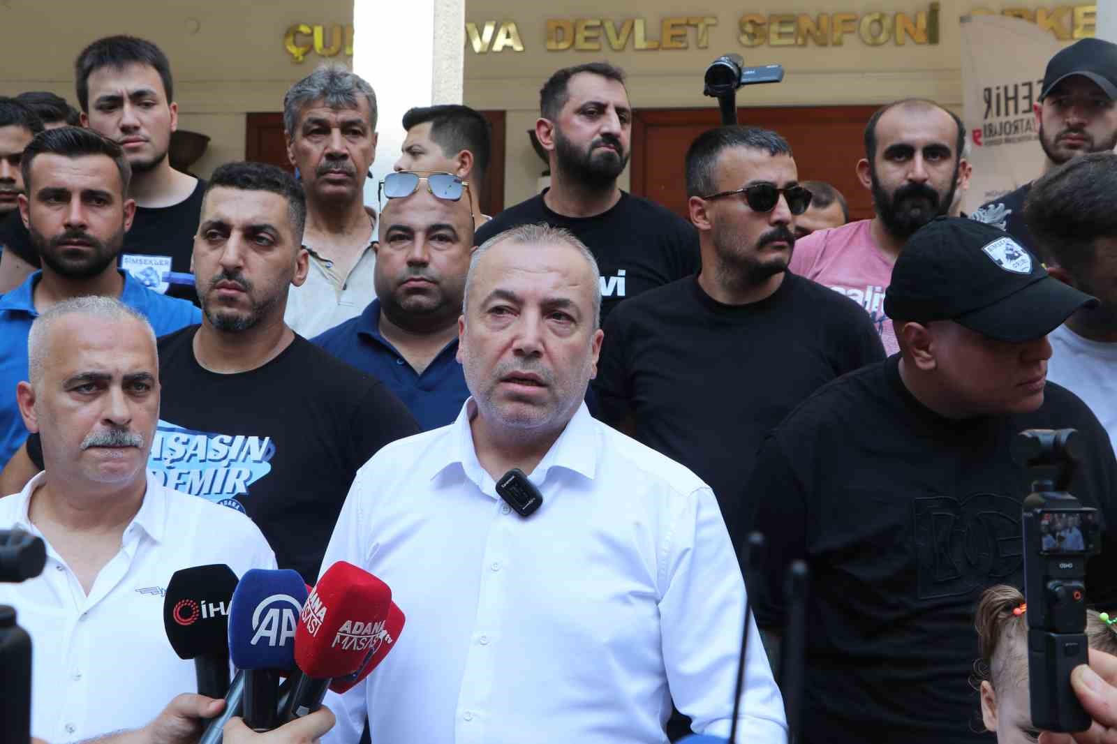 Adana Demirspor taraftarı bariyeri yıkıp belediyeye girmeye çalıştı