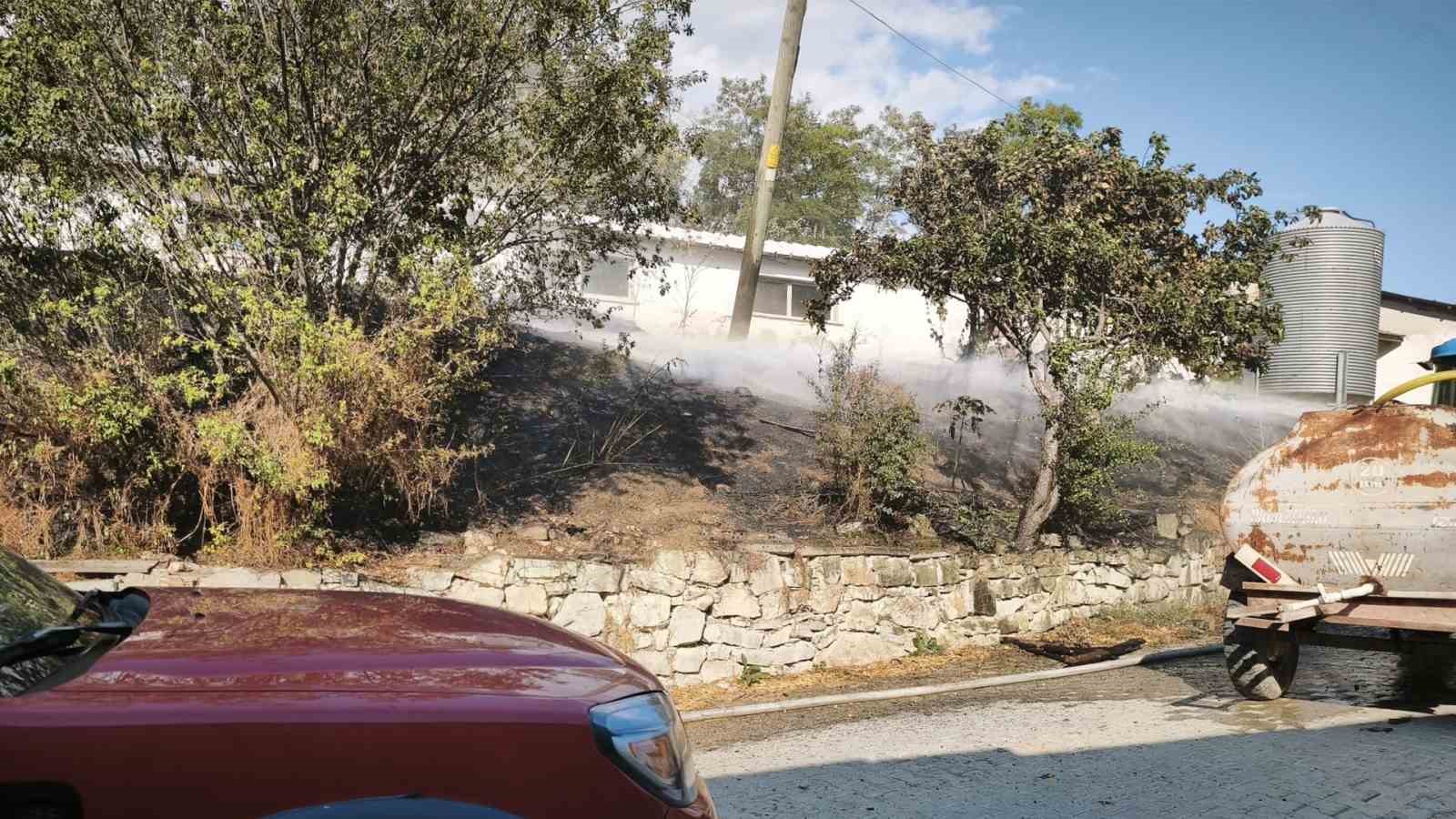 Mudurnu’da korkutan yangın: Kümeslere sıçramadan söndürüldü