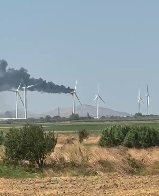 İzmir’de rüzgar gülü yandı