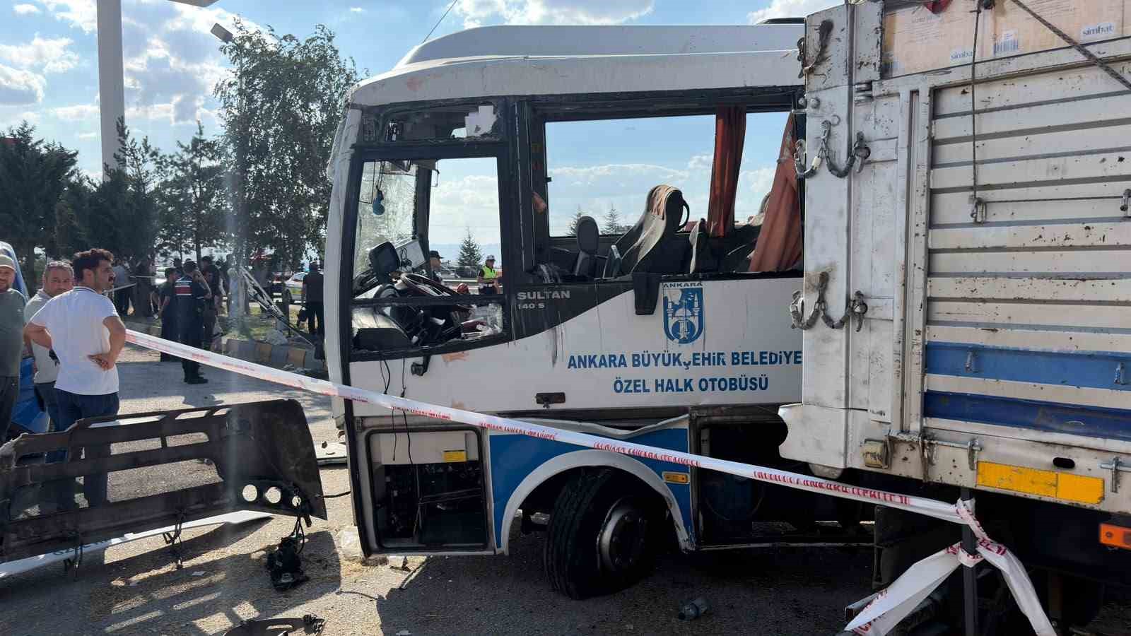 Ankara’da midibüs ile kamyon çarpıştı: 1 ölü, 16 yaralı