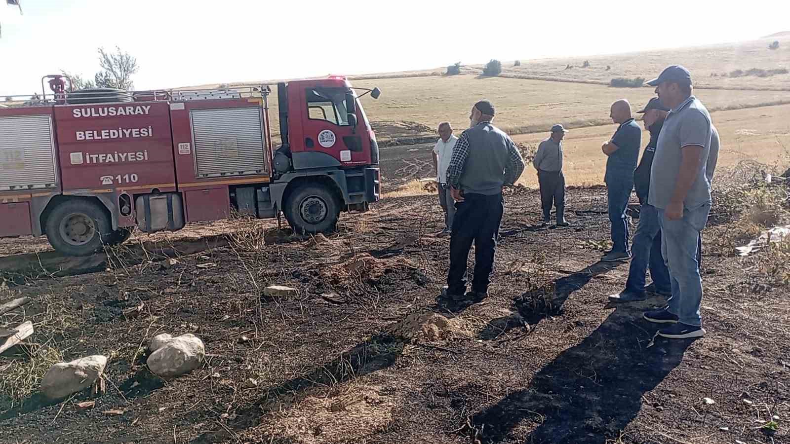 Ocaklıktan çıkan kıvılcımlar otluk alanda yangına neden oldu