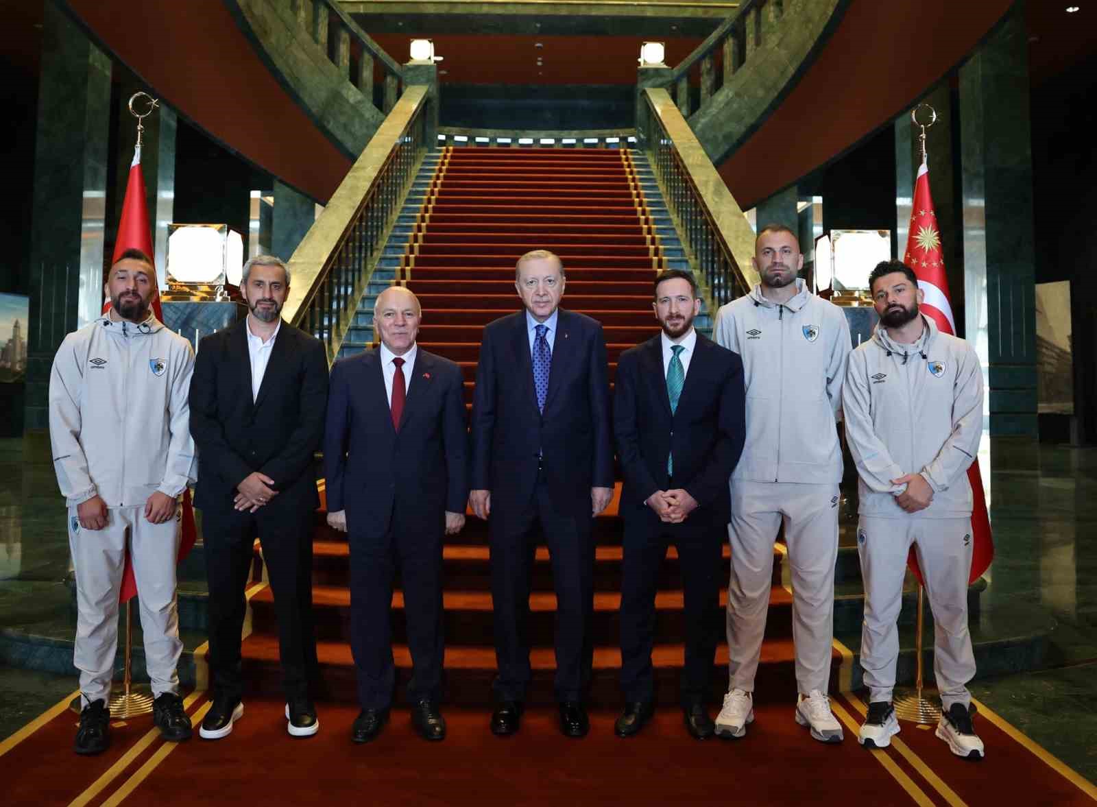 Cumhurbaşkanı Erdoğan Erzurumspor FK heyetini kabul etti