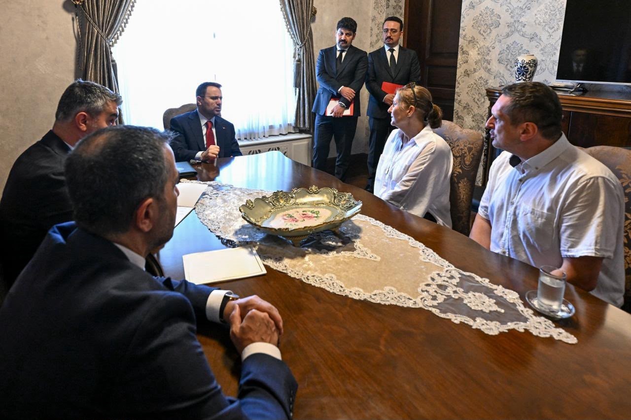 Bakan Gürlek, yorgun merminin isabet etmesi sonucu hayatını kaybeden Emir Yuşa’nın ailesiyle bir araya geldi