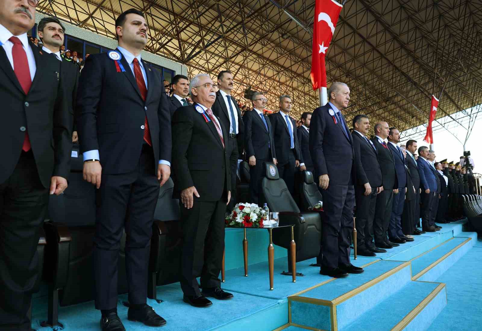 Cumhurbaşkanı Erdoğan: "Birileri 30 yıl öncesinin kodları içinde gelişmeleri ele almaya çalışırken, biz yeni sistemin kutup başlarından biri olmak için ne gerekiyorsa onu yapıyoruz"