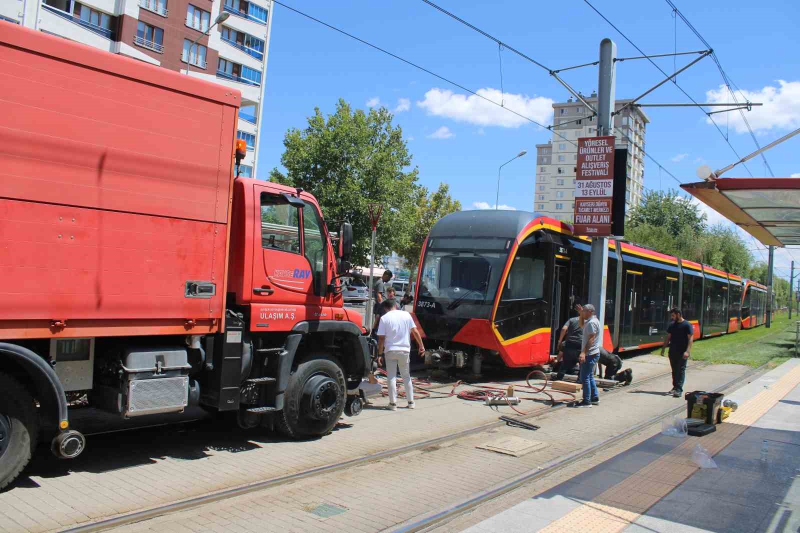 Tramvayın çarptığı genç kadın hayatını kaybetti