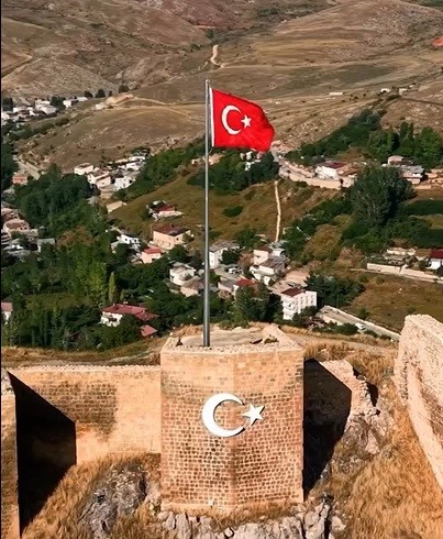 Bayburt Kalesi’nde Türk Bayrağı yenilendi
