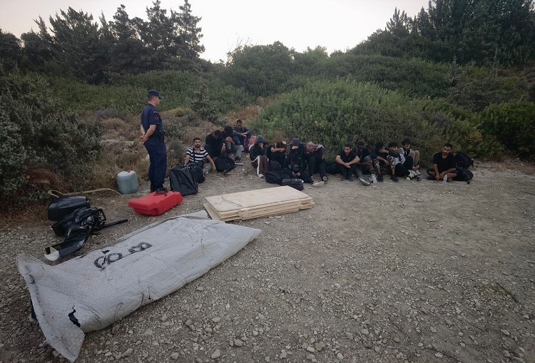 Çeşme’de 16 düzensiz göçmen yakalandı