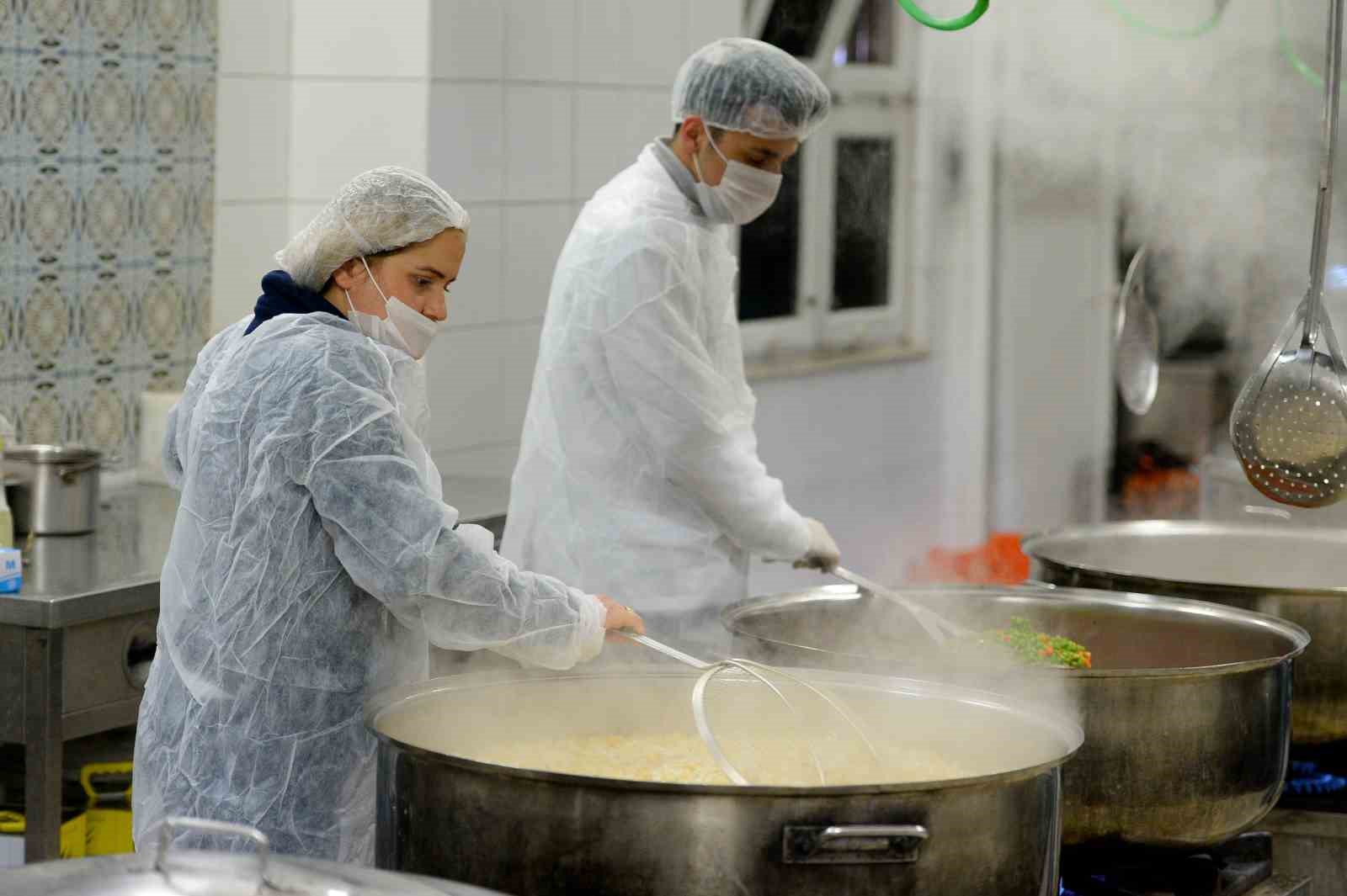 Muratpaşa’da ihtiyaç sahiplerine her gün sıcak yemek