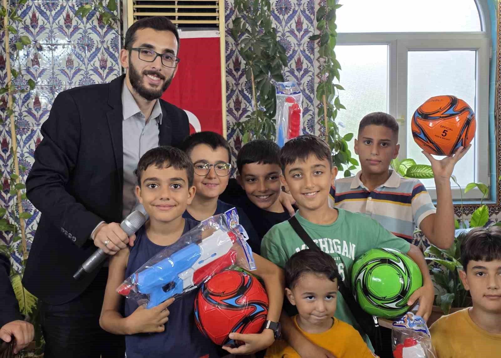 Hediyelerle çocukları camiye ve Kur’an kursuna teşvik ediyor