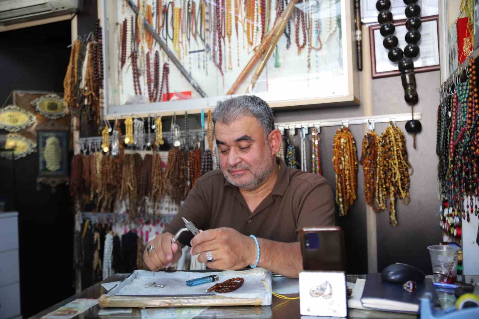 Engelini tespih yaparak unutuyor
