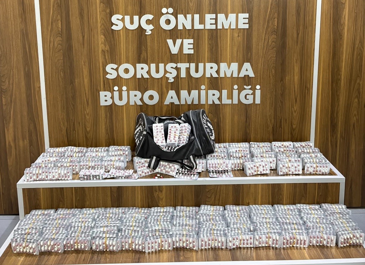 İzmir’de zehir tacirlerine operasyon: 9 bin uyuşturucu hap ele geçirildi