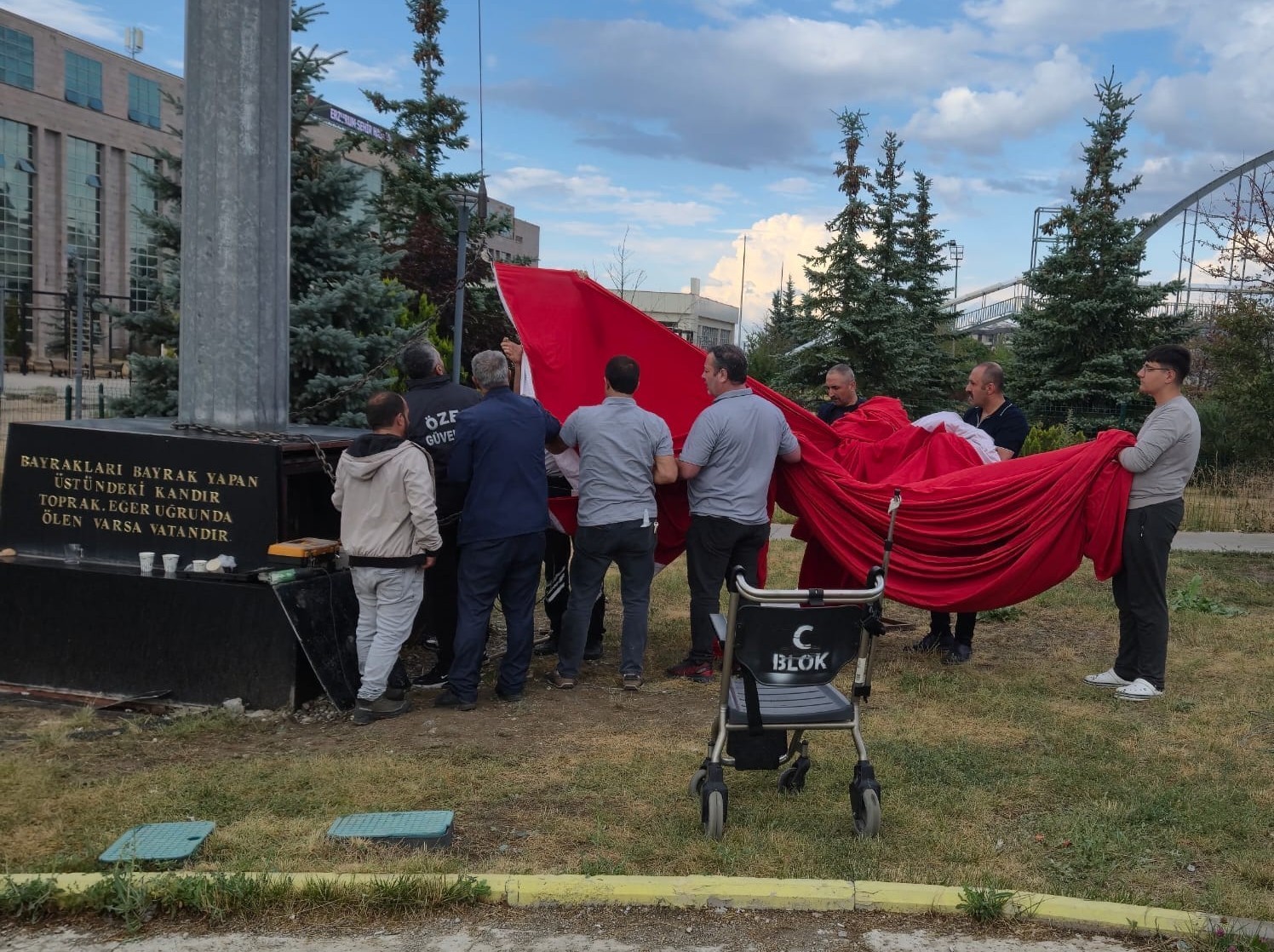 Erzurum’da bayrak sevgisi tek yürek oldu: Vatandaş ve görevliler ele ele verdi