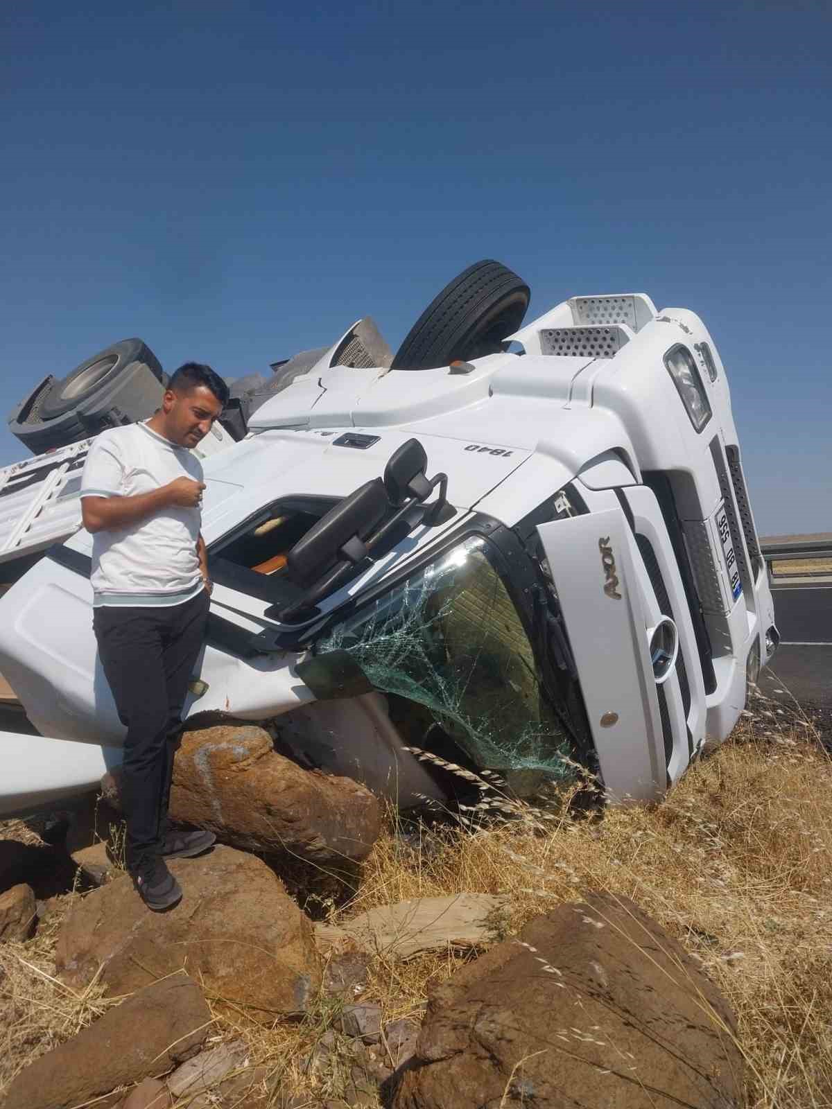 Mobilya yüklü tır devrildi, sürücü hafif yaralandı