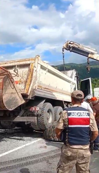 Asfalt yüklü kamyon devrildi: Ardahan-Posof karayolunu kısa süreliğine ulaşıma kapatıldı