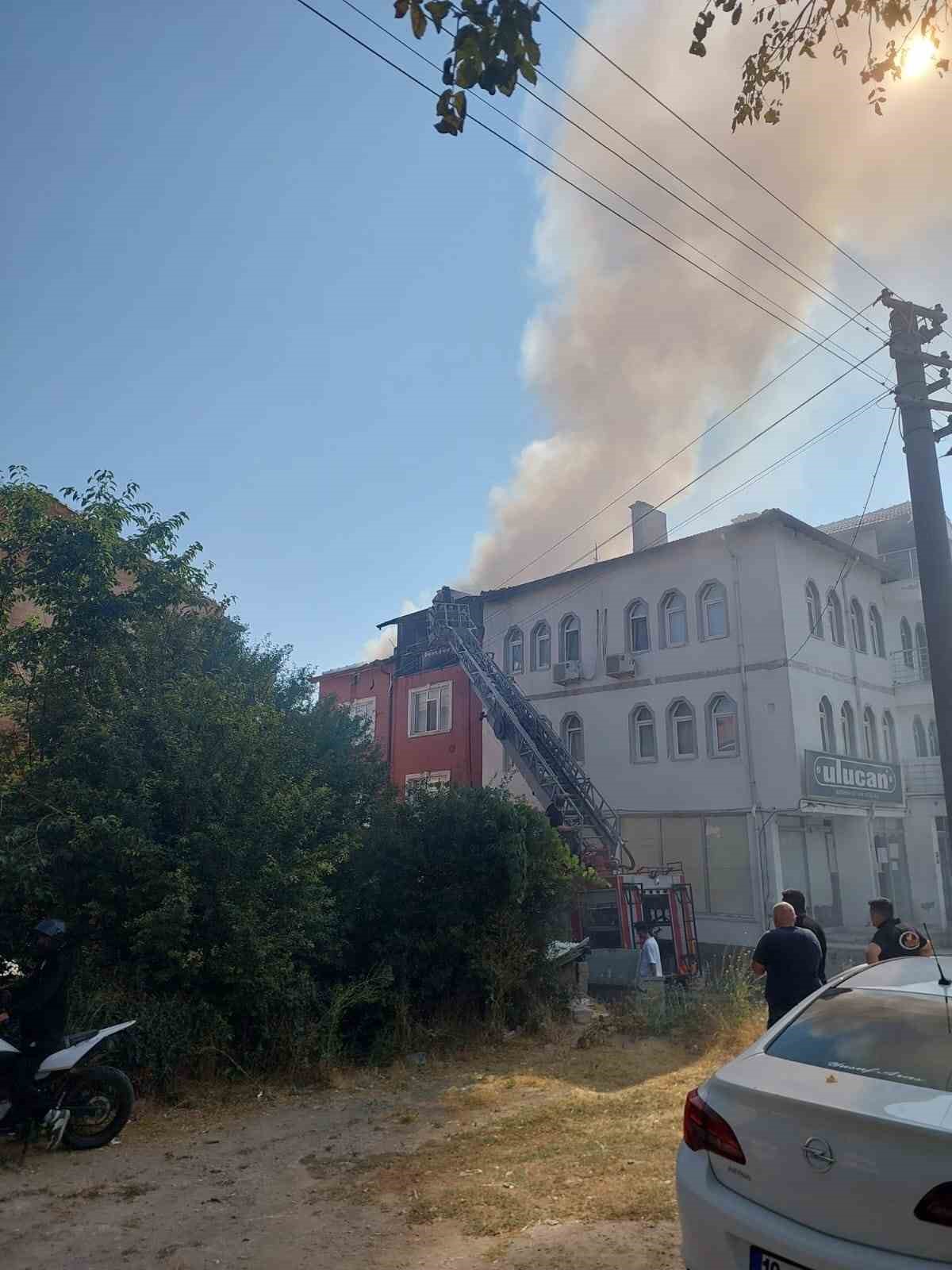 Kütahya’da 3 katlı binanın çatısında yangın