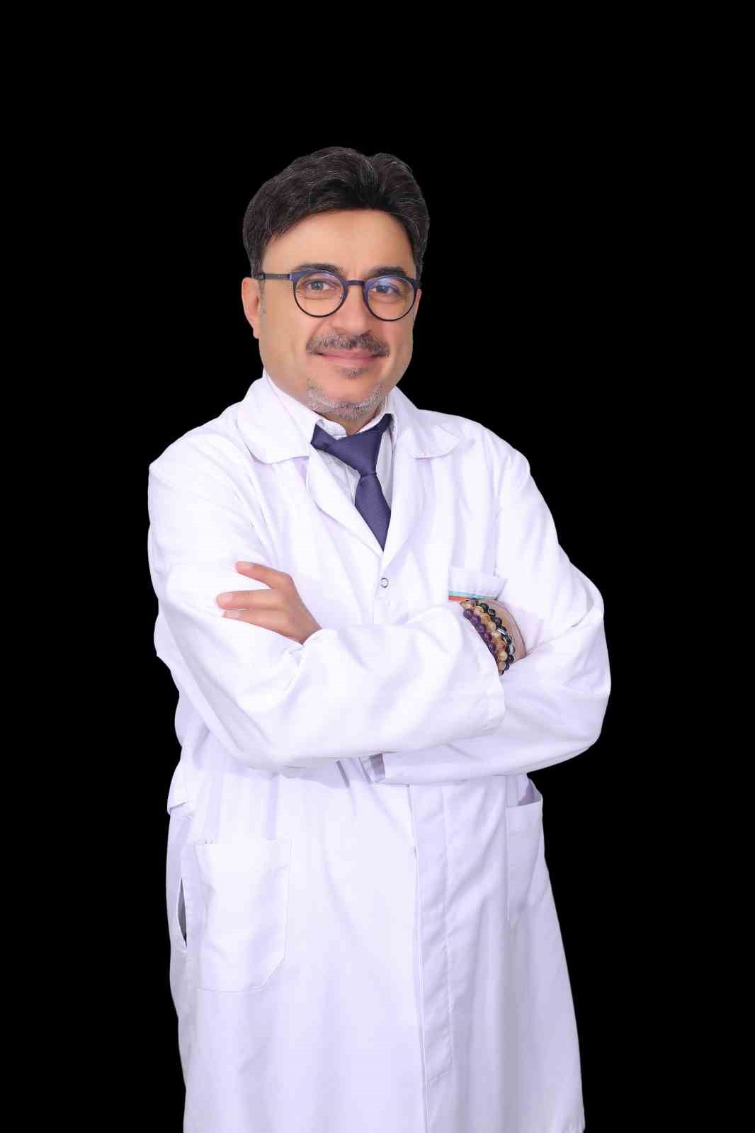 Op. Dr. Dilmen: "Sıcak havalarda yetersiz sıvı tüketimi böbrek taşı riskini artırabilir"