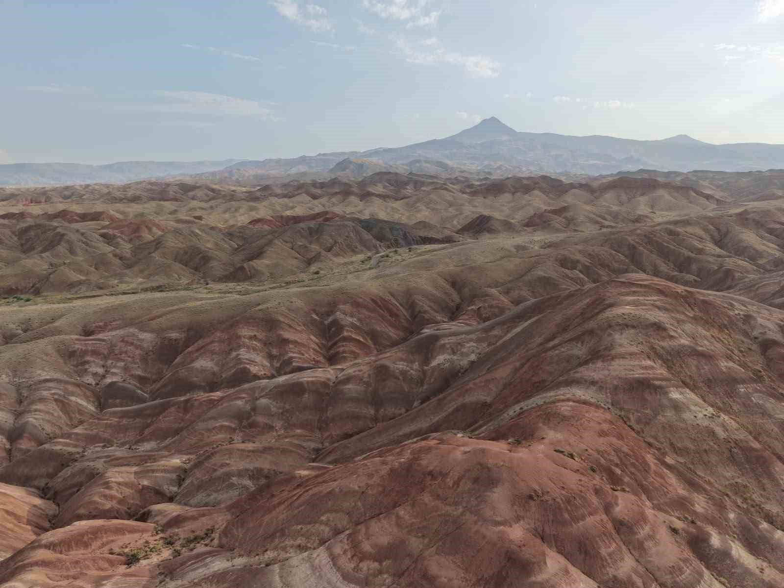 Iğdır’ın Gökkuşağı Tepeleri doğaseverlerin uğrak noktası olmaya devam ediyor