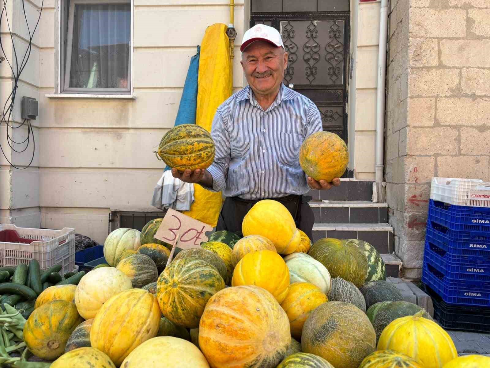Tavşanlı’nın meşhur Kışlademirli kavunu pazara indi